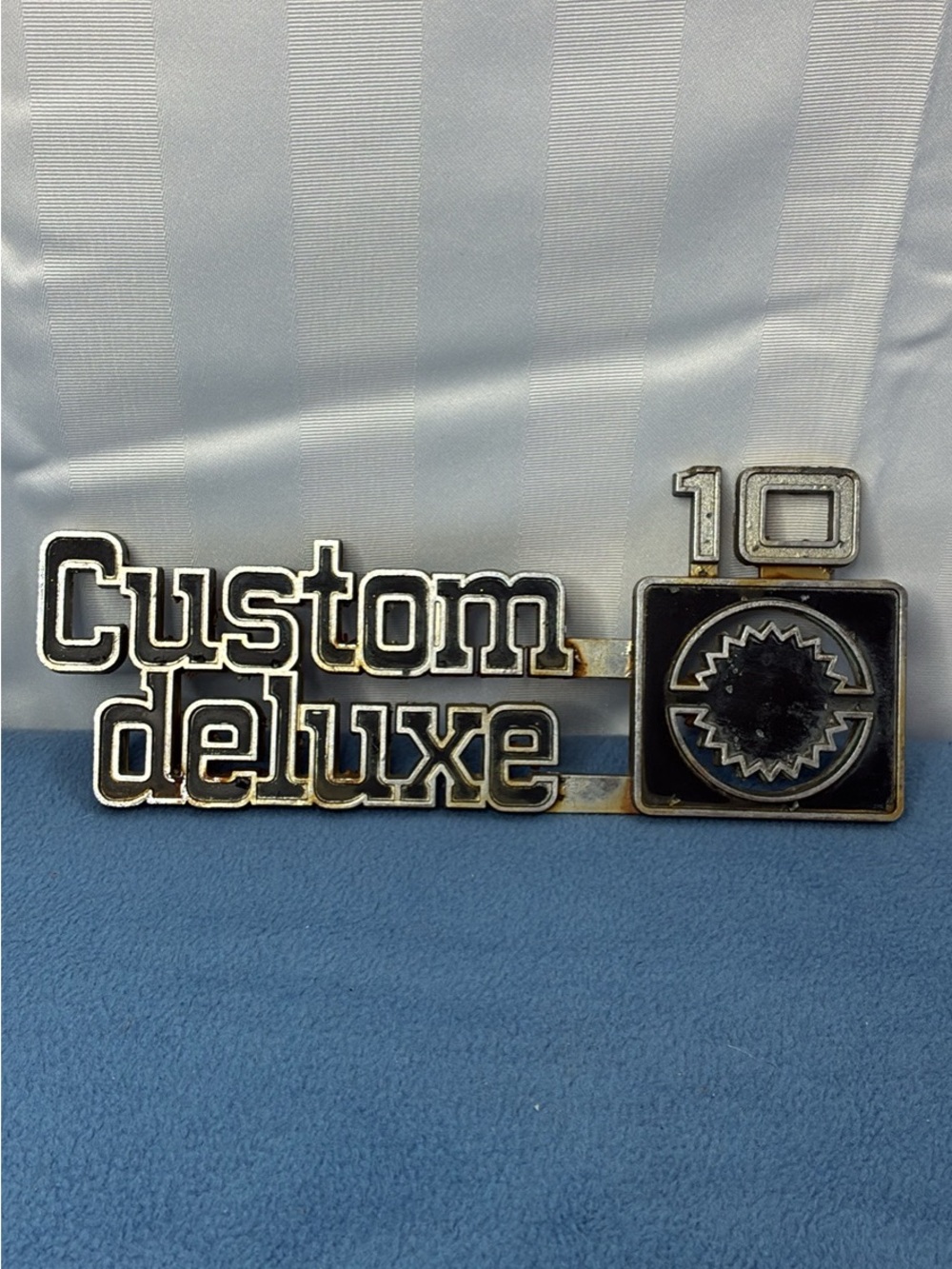 Custom Deluxe 10 Fender Emblem Vintage Chevrolet